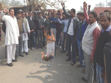 JNU VC blew the effigy , protesting